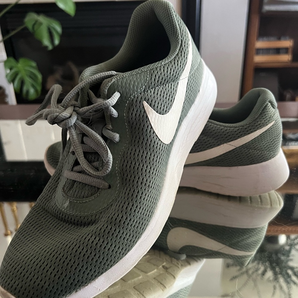 Nike - Men’s lightweight green breathable runnings shoes Sz 8.5 EUC